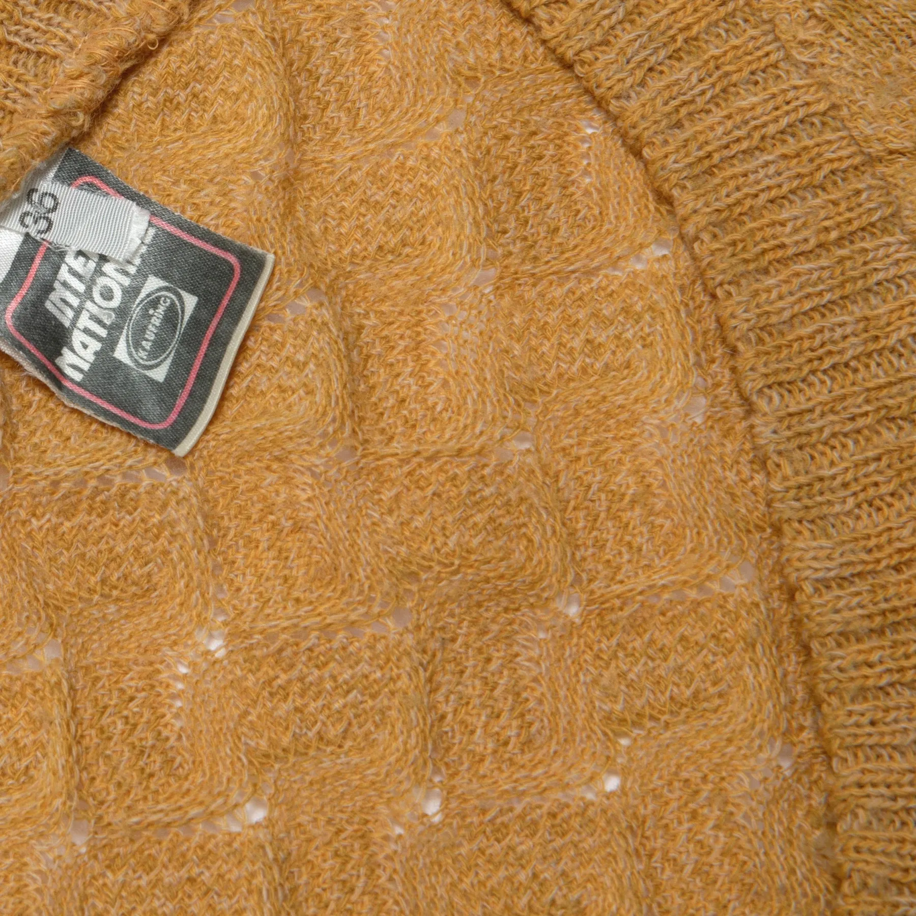 70s, Lofted Yarn, Honeycomb, Rib-Anchored Silhouette